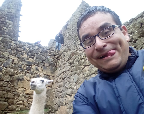 Waldo con llama en Machu Picchu